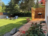 Charming Tiny House with Hot Tub and big fenced yard! Private location! Hotels near Powers Creek