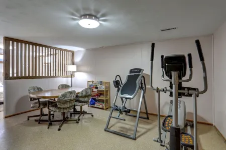 Westside Charm w/ enclosed yard, hot tub, quiet locale, rec room, elliptical Отели рядом с достопримечательностью «Сторибук Айленд»