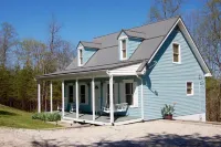 Peaceful Country Cottage with Game Room & Hot Tub - Wifi