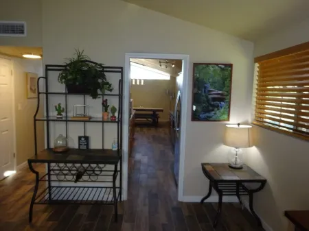 Great conveniently located home. Near mall and many restaurants. Отели рядом с достопримечательностью «Тохоно Чул | Гарденс, Галлерис, энд Бистро»