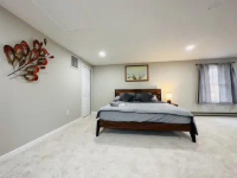 Cozy Mountain Retreat with Pickle-ball Court. Pet Friendly!