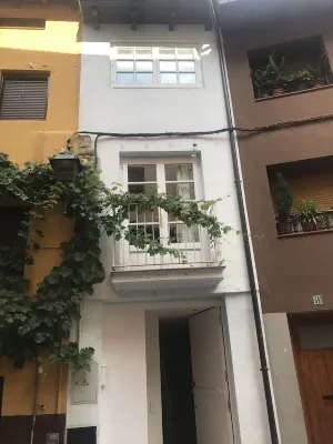 Little white house in the heart of Graus Hotels in Graus