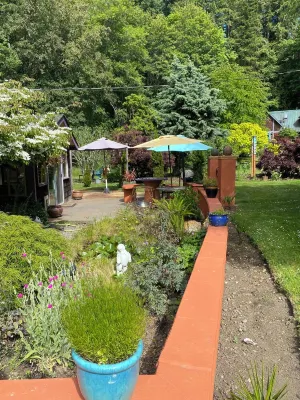 The Pottery at Reverie Gardens is your dream destination! Hotels near Landing Park