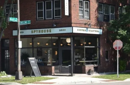 The June House: a Charming 2BR Apartment in the heart of Mac-Groveland.