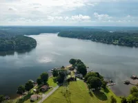 Lakefront, two bedroom, full bath. Relax, swim, kayak & fish on Lake Lookout. Hotels in Clines