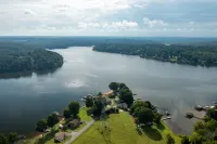 Lakefront, two bedroom, full bath. Relax, swim, kayak & fish on Lake Lookout.