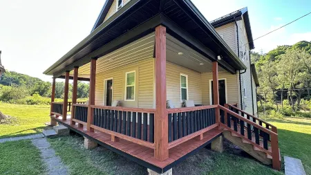 NEW! 3-bed farmhouse in Duncansville w AC, WiFi.  Close to Blue Knob Ski Resort