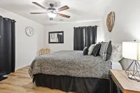 2 minutes to the beach! Hotels near Made by US - Art 101