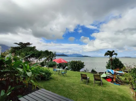Relaxing oceanfront home overlooking Kaneohe Bay Отели в г. Кано