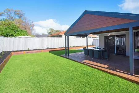 5 Bedroom home meters from the beach Отели в г. Джограф