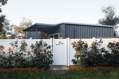 NEW 2 bed, walk to everything! Hotels in Anna Bay