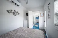 Contained in Gruene River Theme. 5 minutes to Gruene Hall