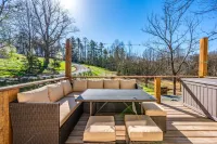 New Hot Tub / Firepit / Outdoor Dining / Park Grill