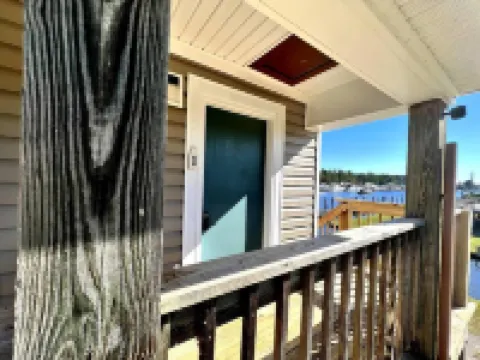 Knot One- Balcony View of ICW- Dog Friendly! Hotels in Currituck County