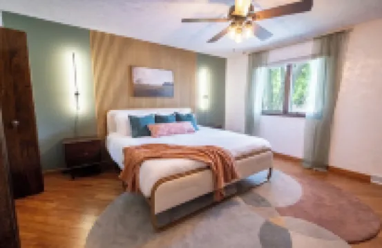 Omaha Oasis! Pool, Hot Tub, Mini Golf, Bar, Games