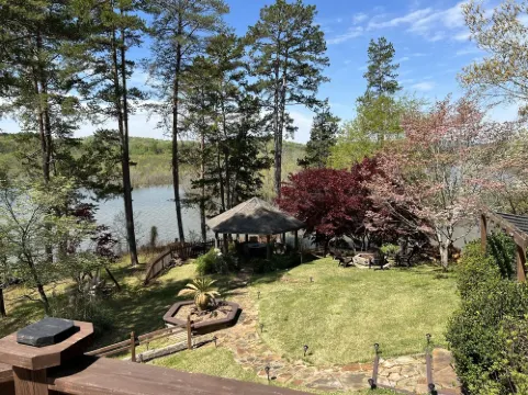 Perfect relaxing lake retreat for hosting a gathering. Quiet with no neighbors.