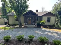 Stream....Firepit....Downtown Blowing Rock.  Newly renovated. Cozy!!!