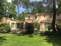 Aix-en-Provence, Charming, 200 m2, Infinity Pool and Large Garden 佩尼耶住宿飯店