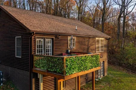Cozy Cabin in the Clouds . Hot Tub, Wineries, Skyline