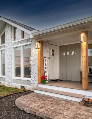 Stunning Modern Farmhouse with Mountain Views!!