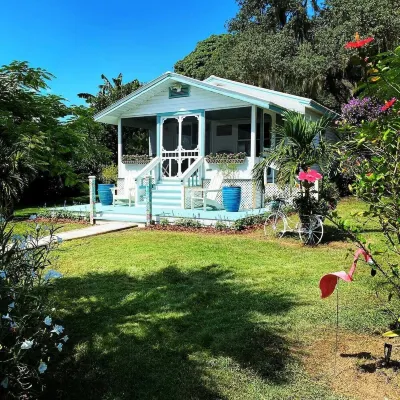 Charming 1935 Florida Cottage overlooking Lake Tulane