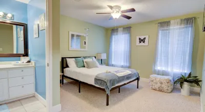 #Butterfly to the Beach Just 16 Min. to Nearest Beach #Sleeps up to 8 Guests! Hotel a 