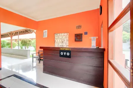 Collection O Hotel Indah Near Отели в г. West Pekalongan