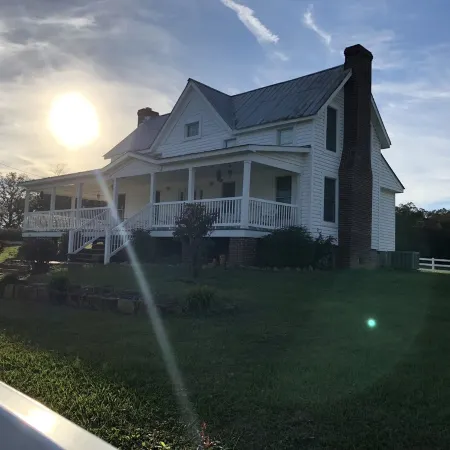Historic Farmhouse/privacy/breathtaking views -Facebook @Valley View Escape, LLC