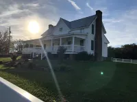 Historic Farmhouse/privacy/breathtaking views -Facebook @Valley View Escape, LLC