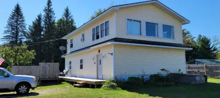 Cozy home centrally located with view of lake Superior and comfy beds!