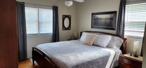 Hot Tub House Kipling Cottages Deck Fire Pit Sauna 2 bed/ 1 bath Smart TVs WiFi Hotels in Brampton Township