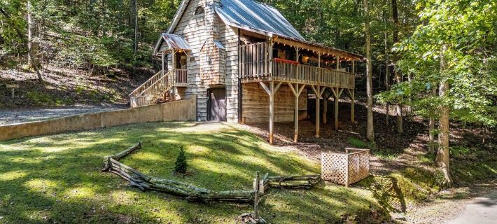 Peaceful Creekside Cabin with Hot Tub + Game Room ランプキンのホテル