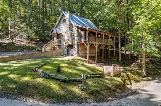 Peaceful Creekside Cabin in Dahlonega, GA with Hot Tub