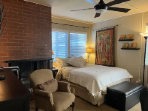 Charming Studio w/ Fireplace & Kitchen — Steps to Sand