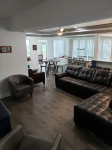 Beautiful Newer Park/Lakefront home!