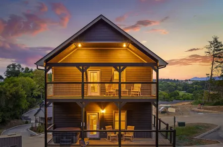 Brand new cabin with hot tub close to Dollywood! Отели рядом с достопримечательностью «Зоопарк Рейнфорест Адвенчерс»