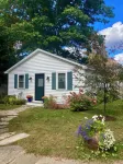 Lovely Intown Cottage Close to College, Shops, Coast, in Leafy ,Tranquil Setting
