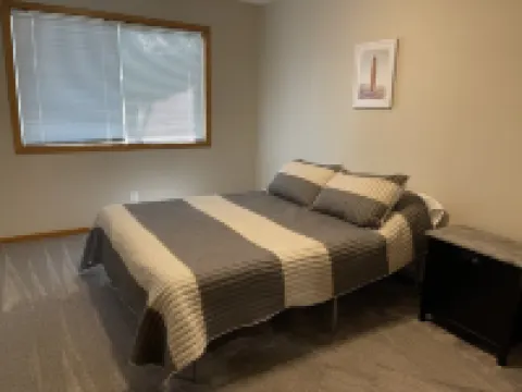 Breathtaking!  4BR/3BA Cabin - 30ft from lakeshore on Alexandria Chain of Lakes Hotels in La Grand Township