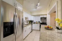 Tropical Vibes! Spacious 3BD/2BA, BBQ, Parking & more -10 min to Best Locations Hotels in Royal Palm Estates