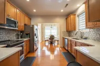 Family-friendly single home/Walking distance to shopping center and restaurants