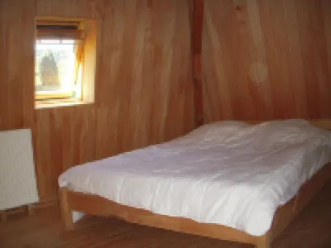 Petit Chalet Pentagonal Entre Prés et Forêt