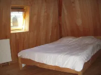 Petit Chalet Pentagonal Entre Prés et Forêt