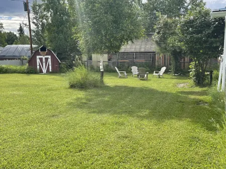 Remodeled house w/garage and hot tub; quiet suburb, in town Отели рядом с достопримечательностью «Заказник Френдс оф Кримерс Филд эт Кримерс Филд Мигратори Уотерфоул»