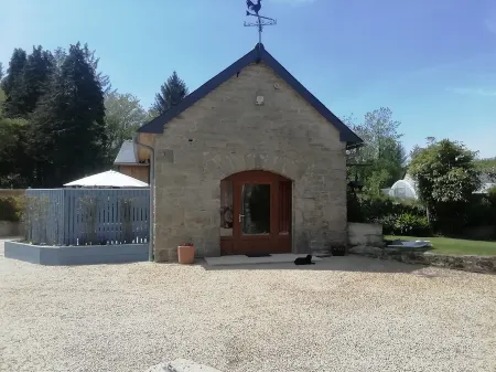 Pretty stone cottage in tranquil countryside in the Monts d'Arree Отели в г. Финистер