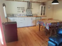 Pretty stone cottage in tranquil countryside in the Monts d'Arree 피니스테르 호텔