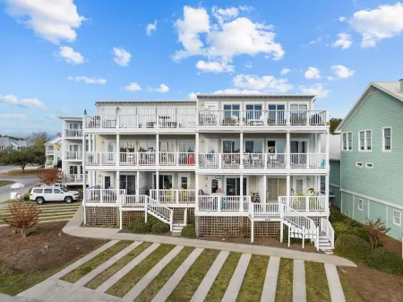 Waterfront Retreat walkable to the best shops, restaurants, & charm of Southport