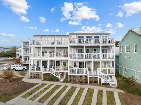 Waterfront Retreat walkable to the best shops, restaurants, & charm of Southport