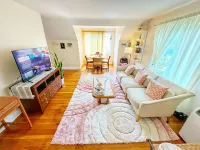 Cozy, Private-Entry Loft Located within Walking Distance to Everything! 그로쓰 포인트 파크 호텔