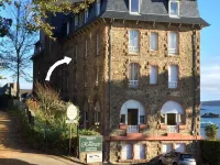 Quiet, bright, renovated apartment, 50 meters from the beach TRESTRAOU PERROS GUIREC Hotel dekat Oratoire de Saint-Guirec