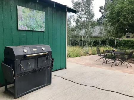 Cottage in Flagstaff's NoHo Отели рядом с достопримечательностью «Обсерватория Лоуэлла»